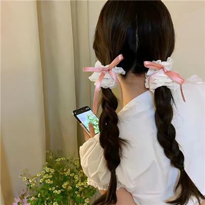 戴流苏耳环的少女
